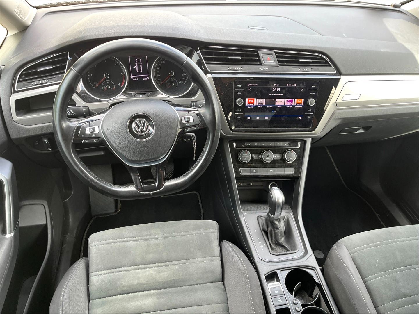 Grå VW Touran fra 2018