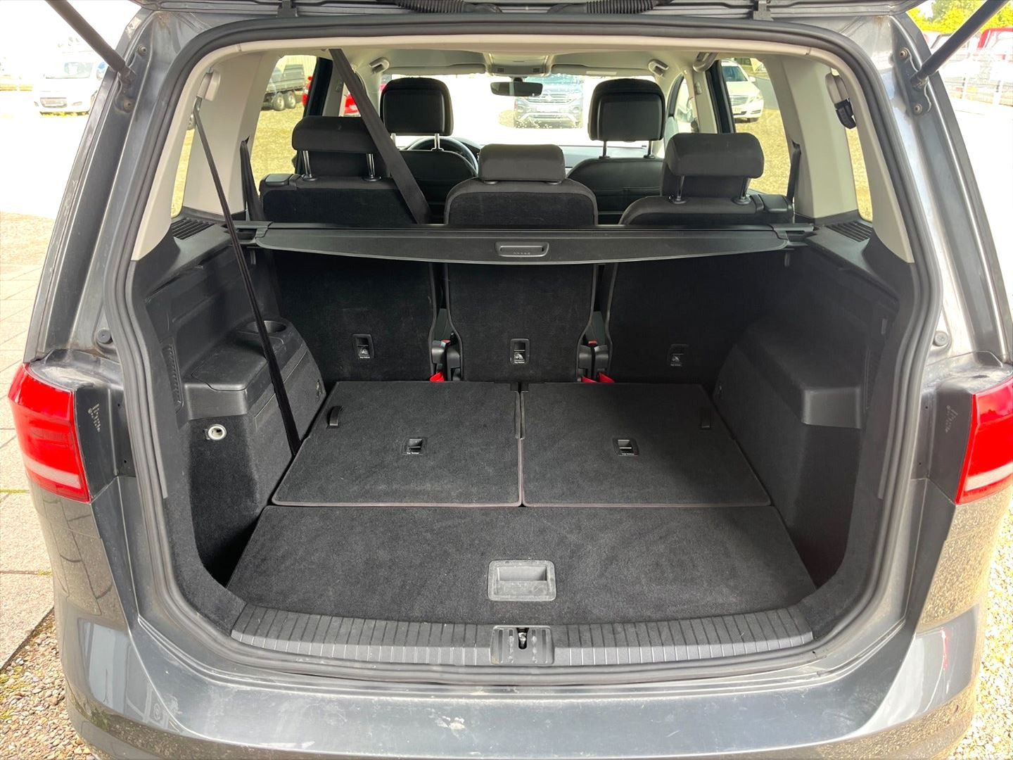 Grå VW Touran fra 2018