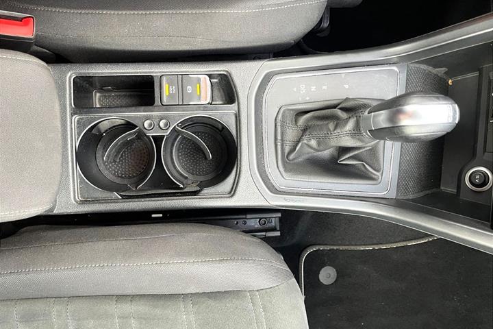 Grå VW Touran fra 2018