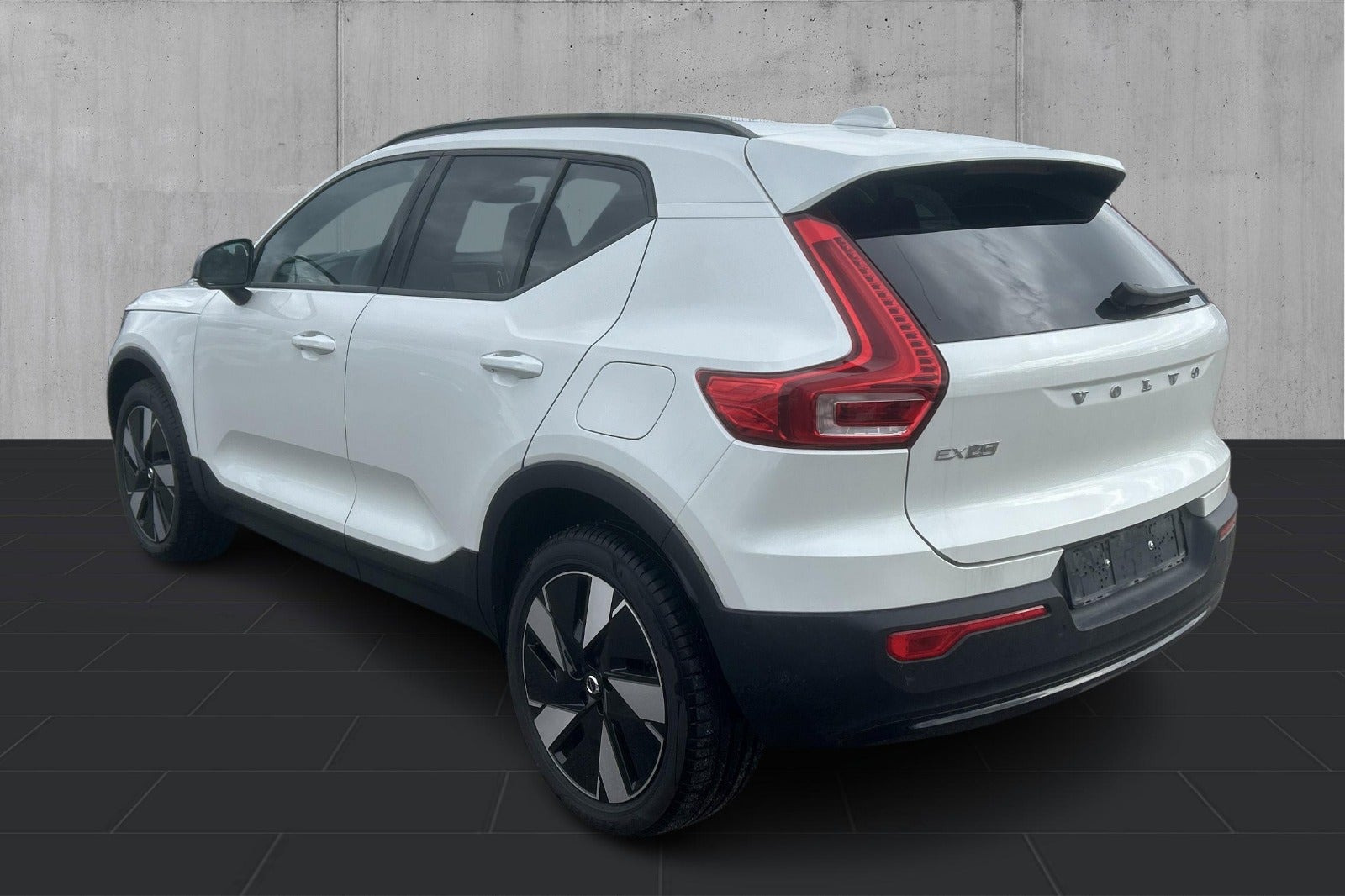 Hvid Volvo EX40 fra 2024