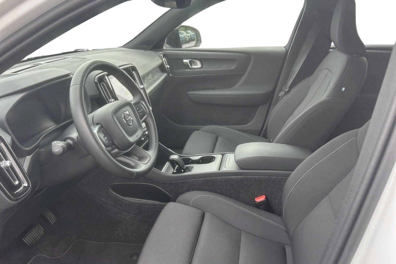 Hvid Volvo EX40 fra 2024