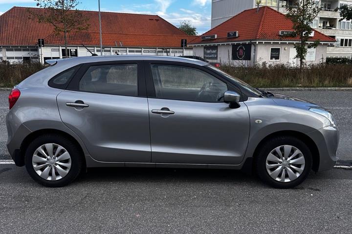 Grå Suzuki Baleno fra 2016