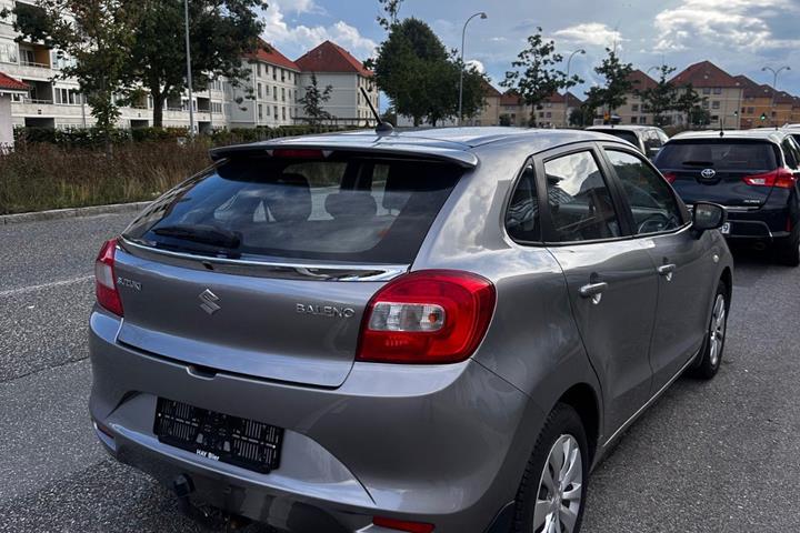 Grå Suzuki Baleno fra 2016