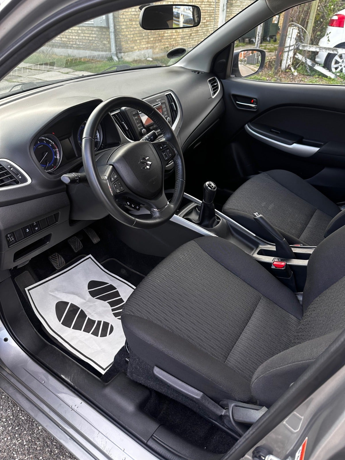 Grå Suzuki Baleno fra 2016