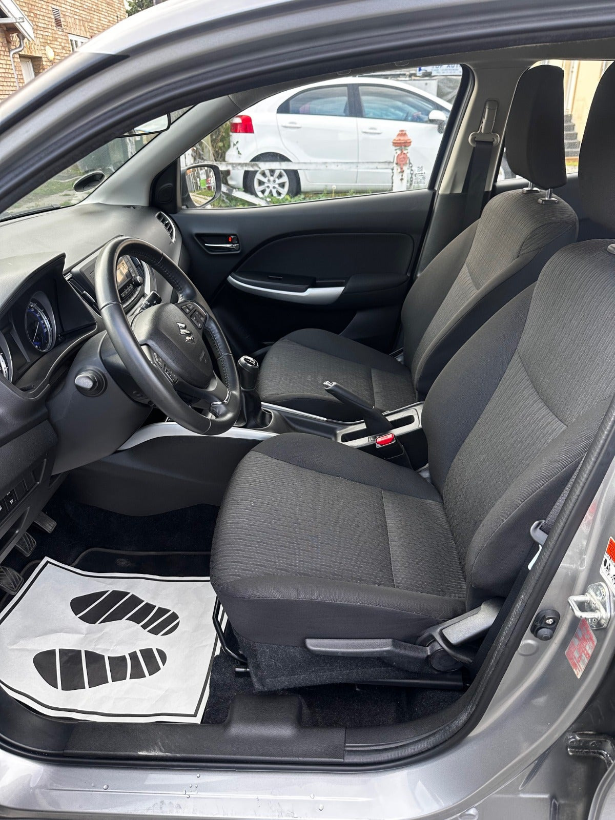 Grå Suzuki Baleno fra 2016