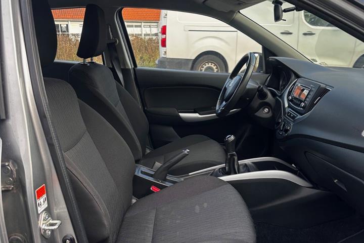 Grå Suzuki Baleno fra 2016