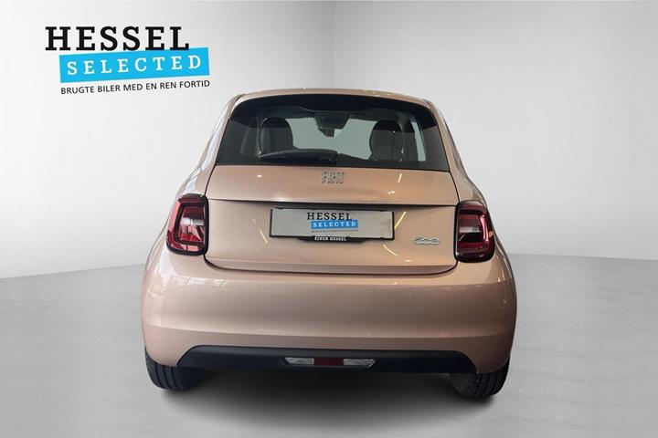 Pink Fiat 500e fra 2023
