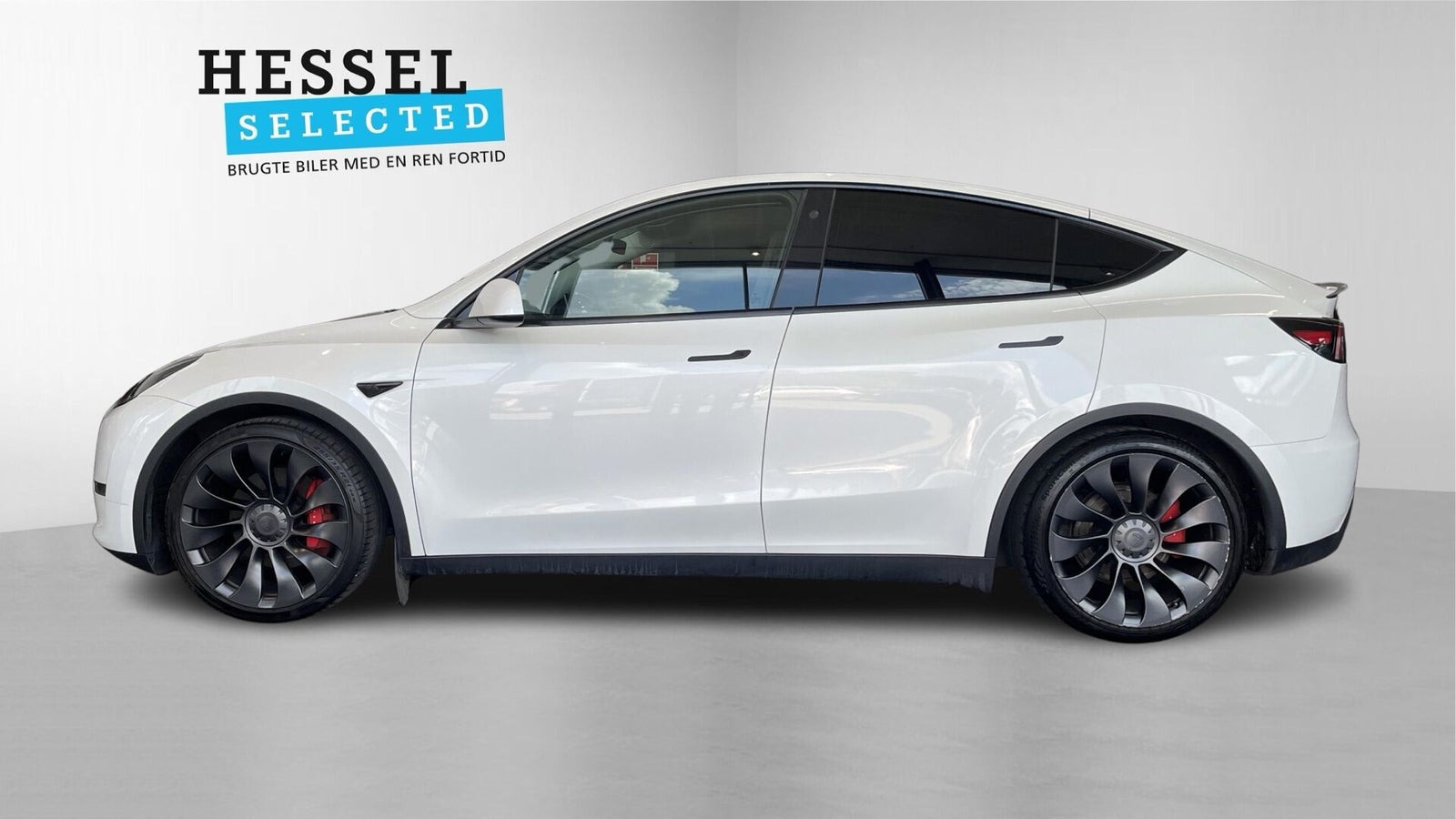 Hvid Tesla Model Y fra 2023