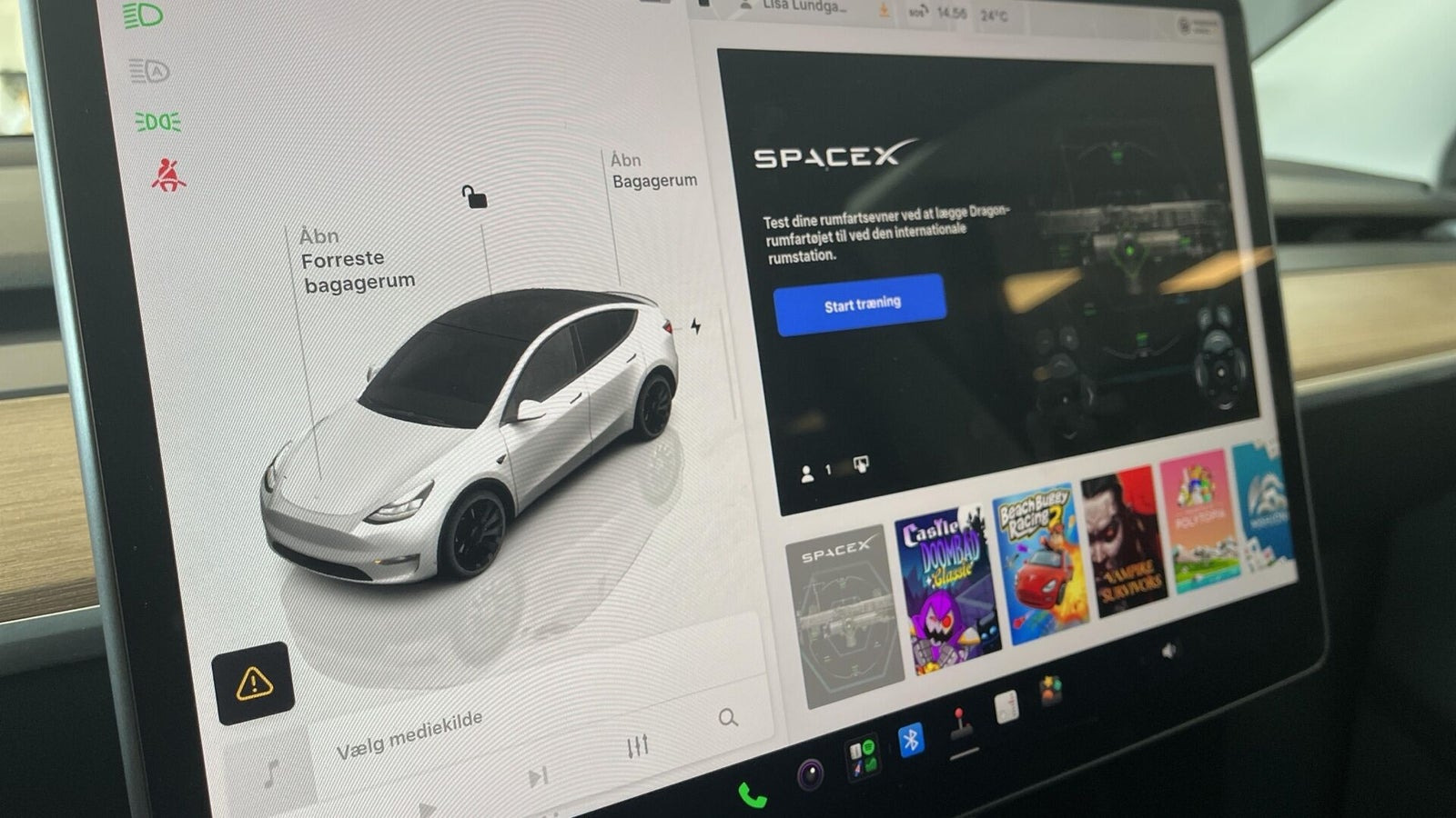 Hvid Tesla Model Y fra 2023