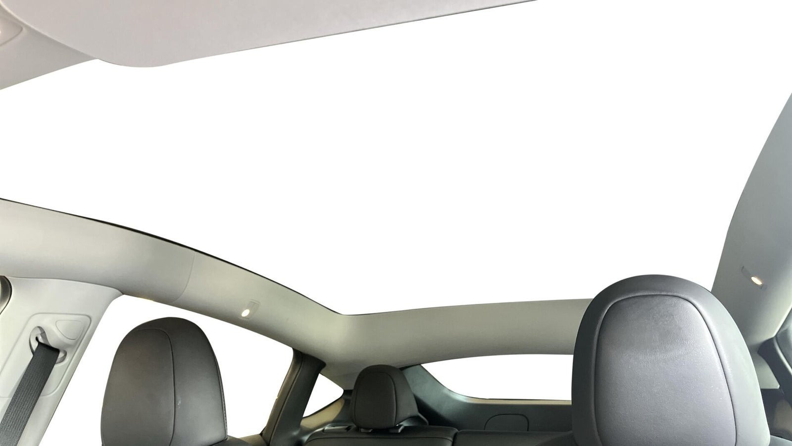 Hvid Tesla Model Y fra 2023