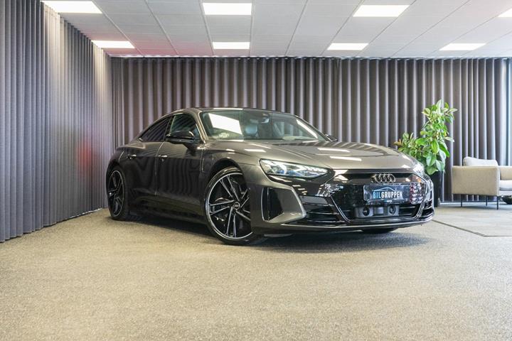 Gul Audi RS e-tron GT fra 2022