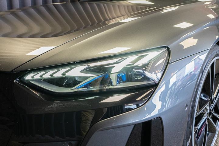 Gul Audi RS e-tron GT fra 2022