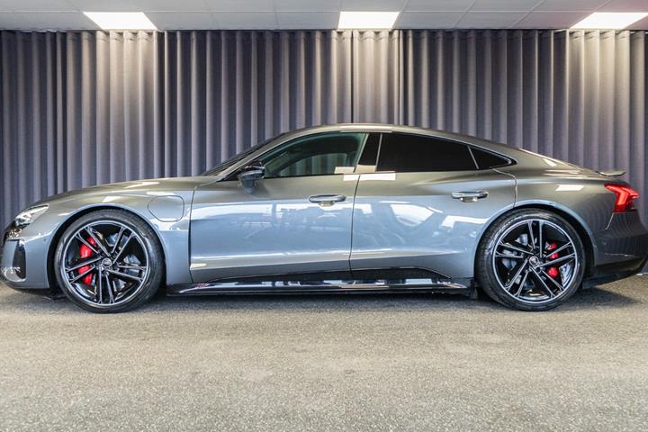 Gul Audi RS e-tron GT fra 2022