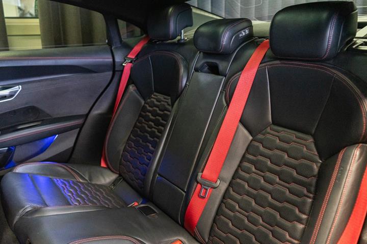 Gul Audi RS e-tron GT fra 2022