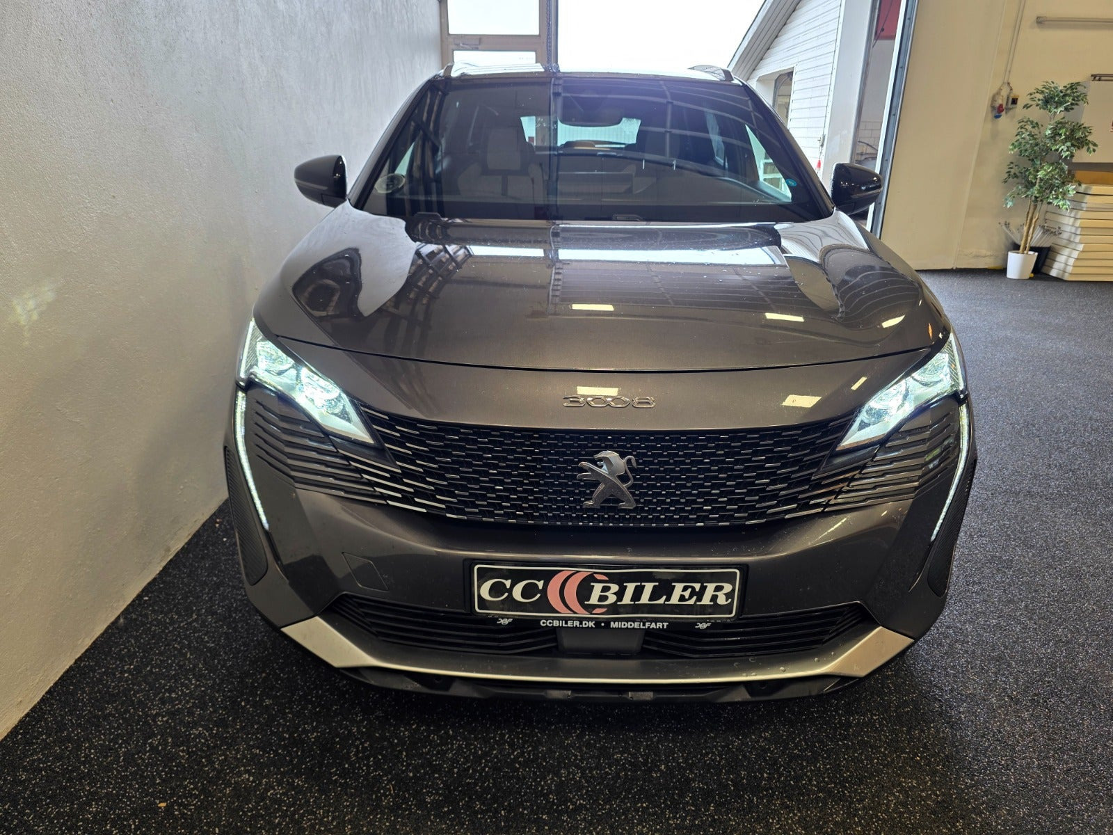 Grå Peugeot 3008 fra 2021