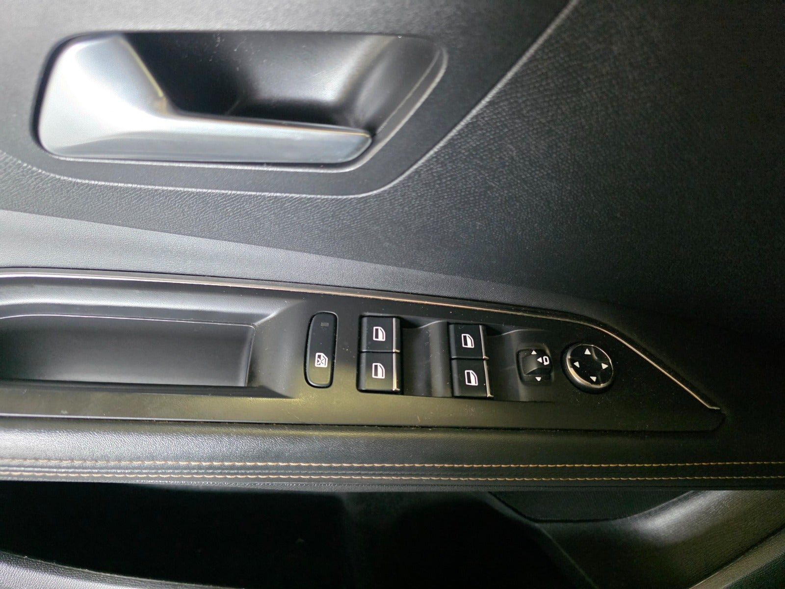 Grå Peugeot 3008 fra 2021