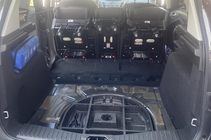 Grå Ford C-MAX fra 2015