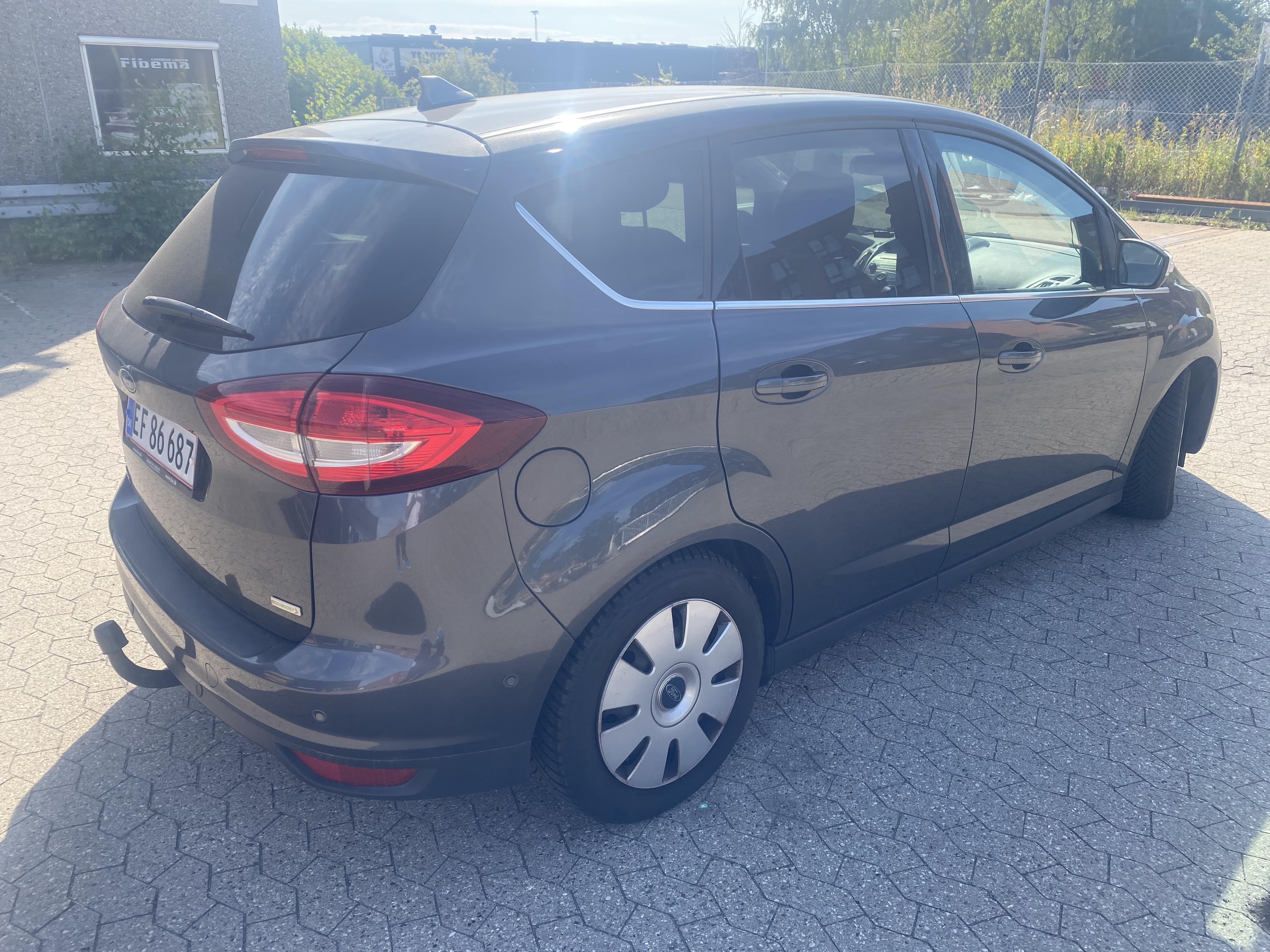 Grå Ford C-MAX fra 2015