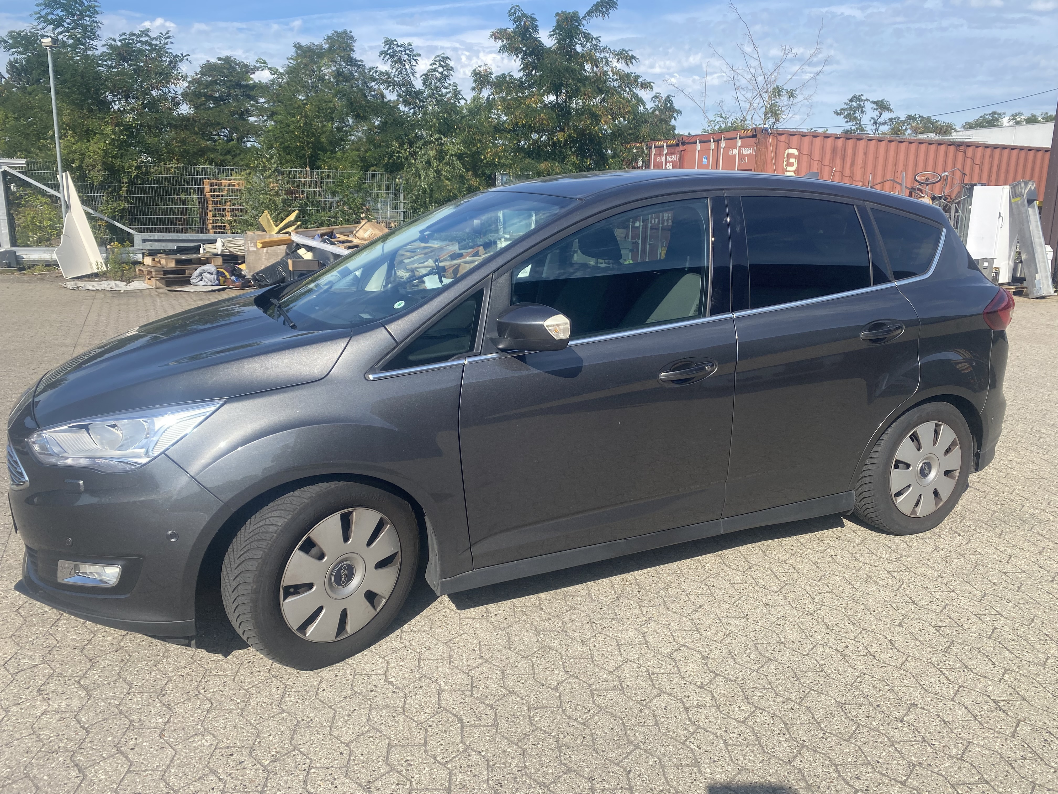 Grå Ford C-MAX fra 2015