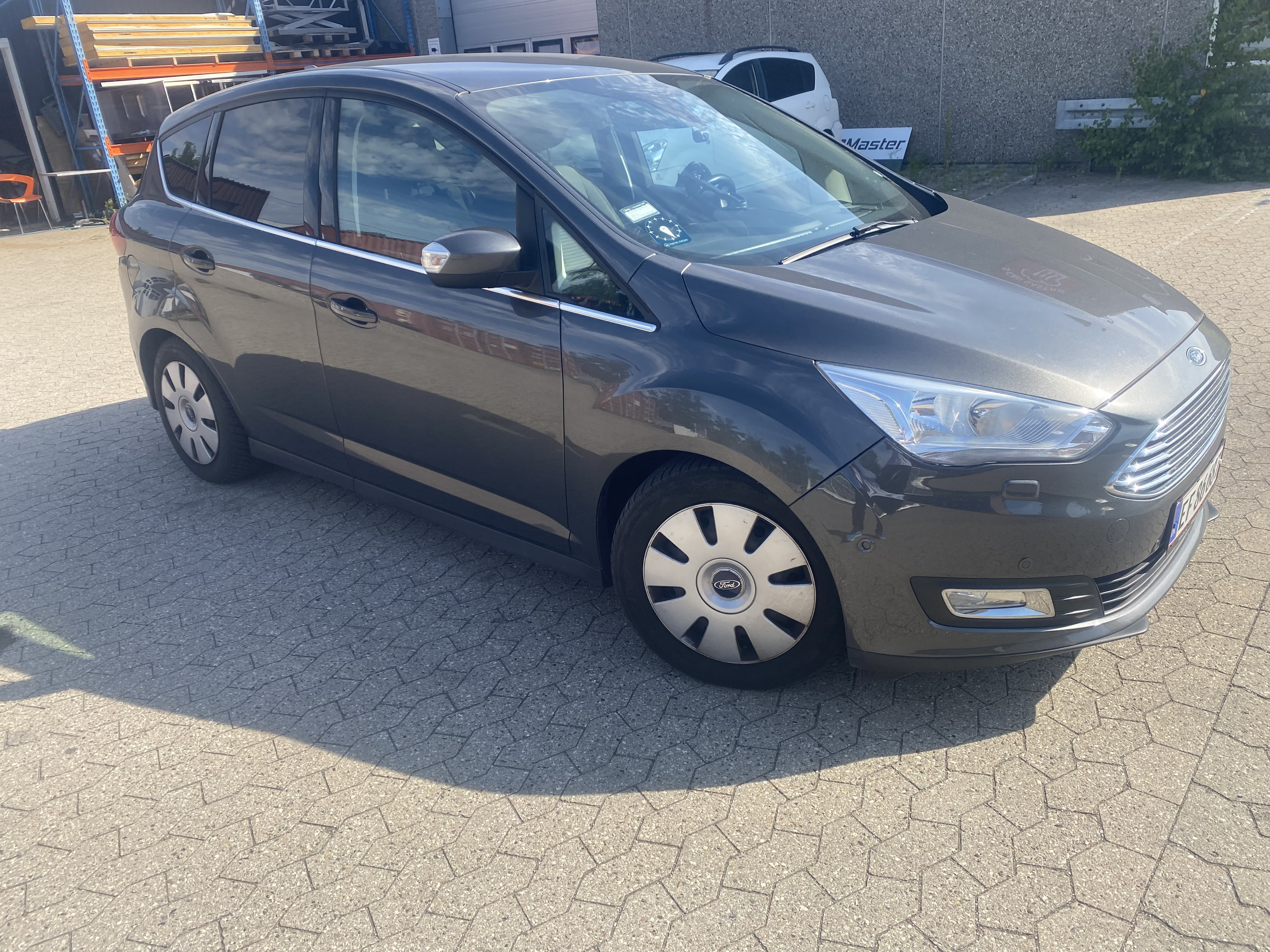 Grå Ford C-MAX fra 2015