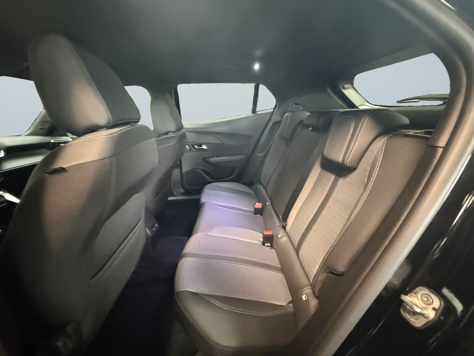 Sort Peugeot e-2008 fra 2023
