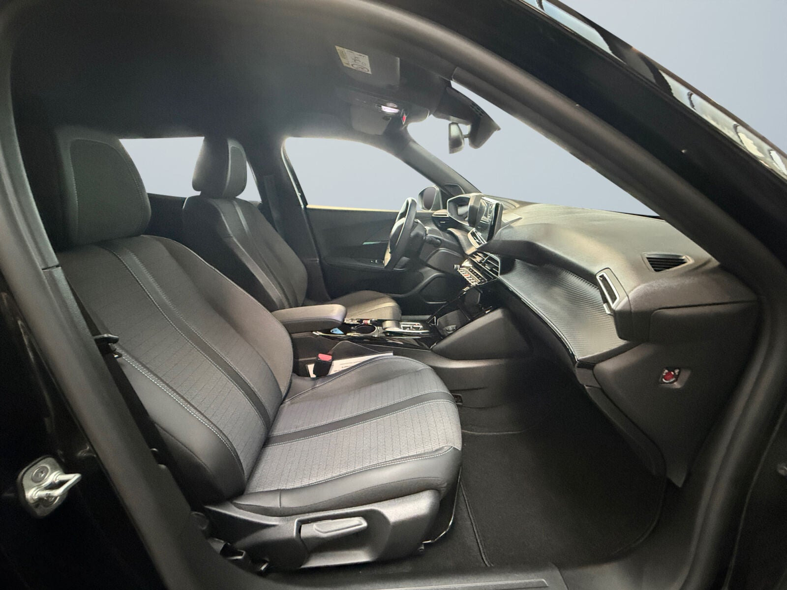 Sort Peugeot e-2008 fra 2023