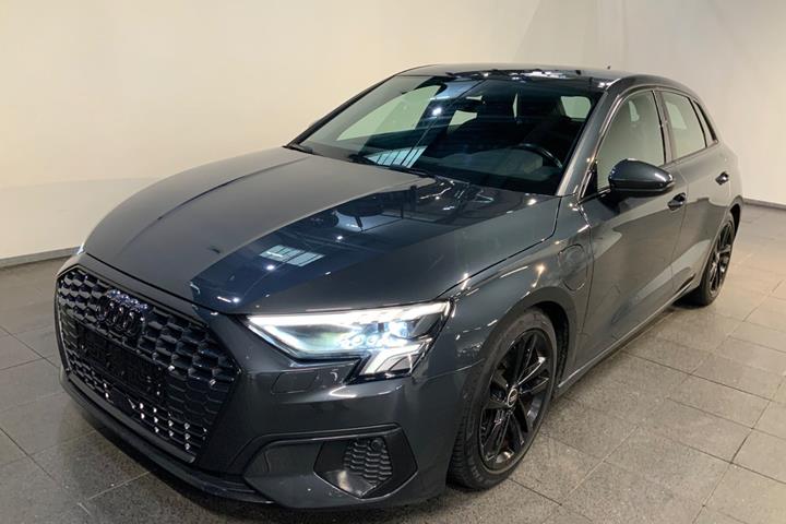 Grå Audi A3 fra 2021 set udefra