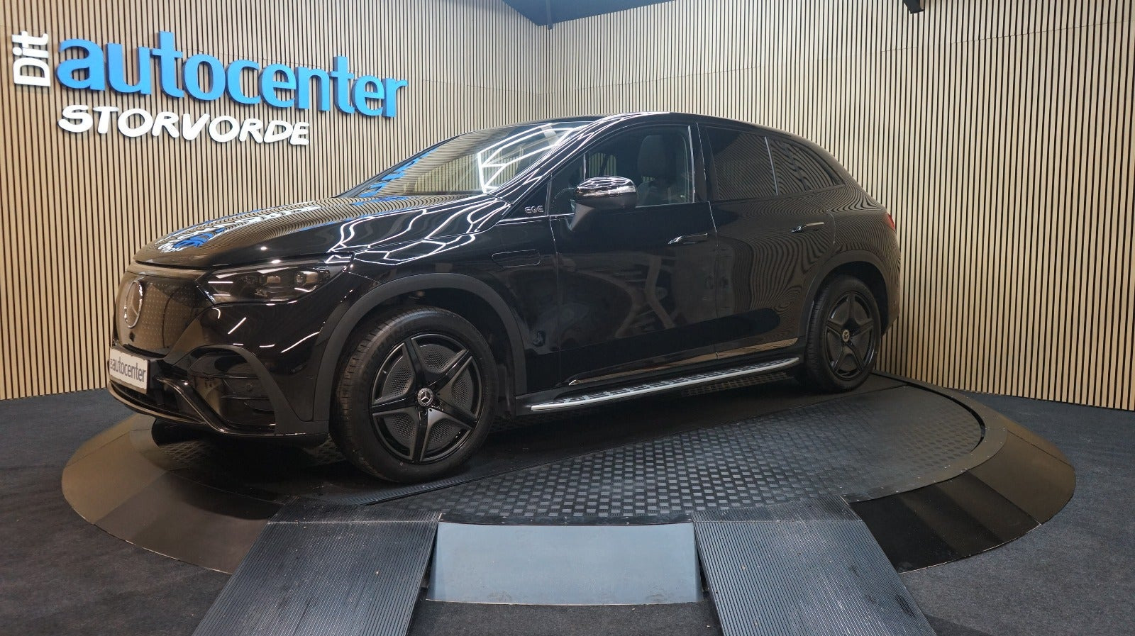 Sort Mercedes EQE500 SUV fra 2023