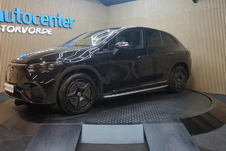 Sort Mercedes EQE500 SUV fra 2023