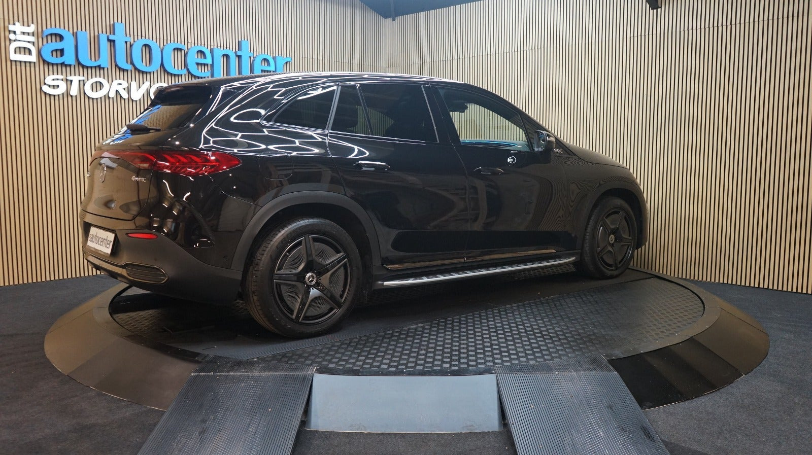 Sort Mercedes EQE500 SUV fra 2023