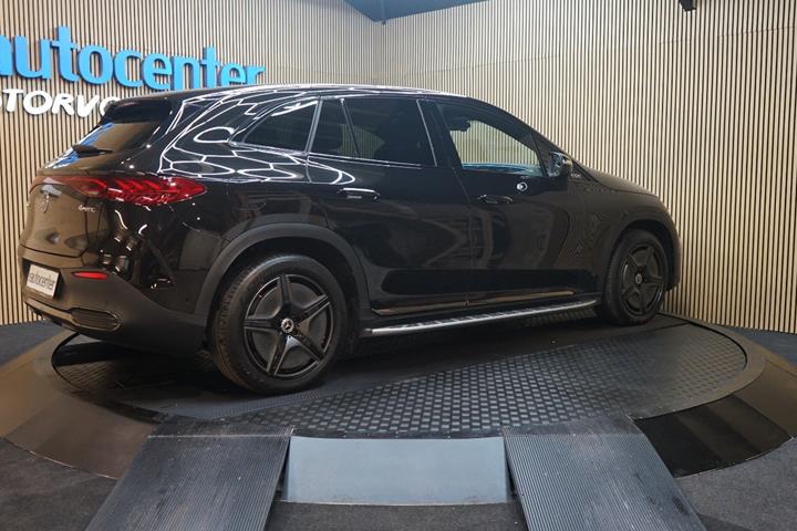 Sort Mercedes EQE500 SUV fra 2023