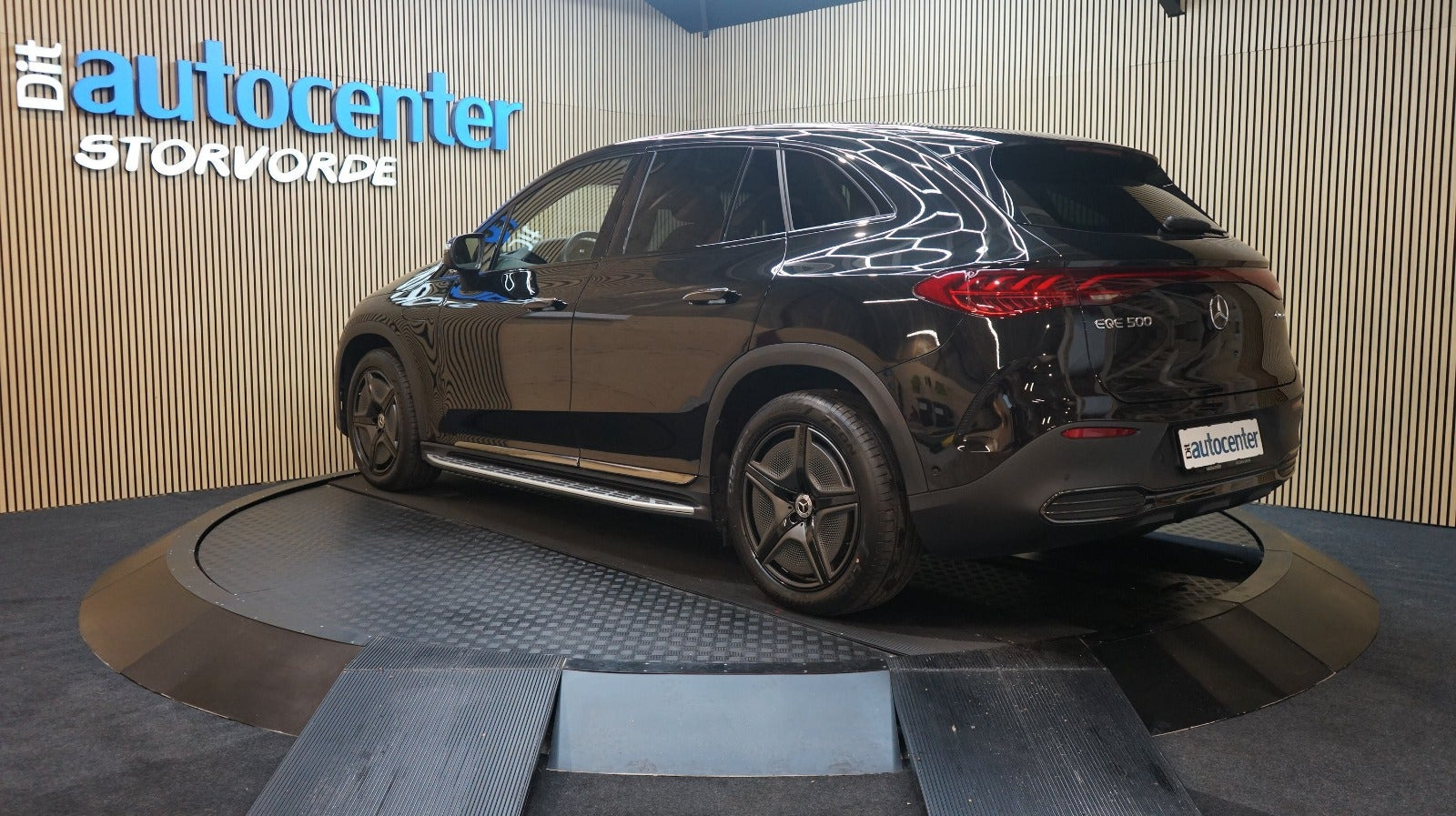 Sort Mercedes EQE500 SUV fra 2023