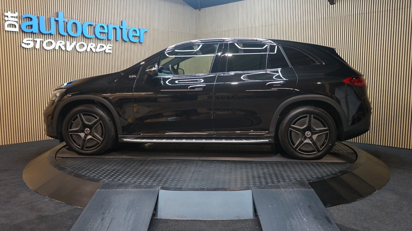 Sort Mercedes EQE500 SUV fra 2023
