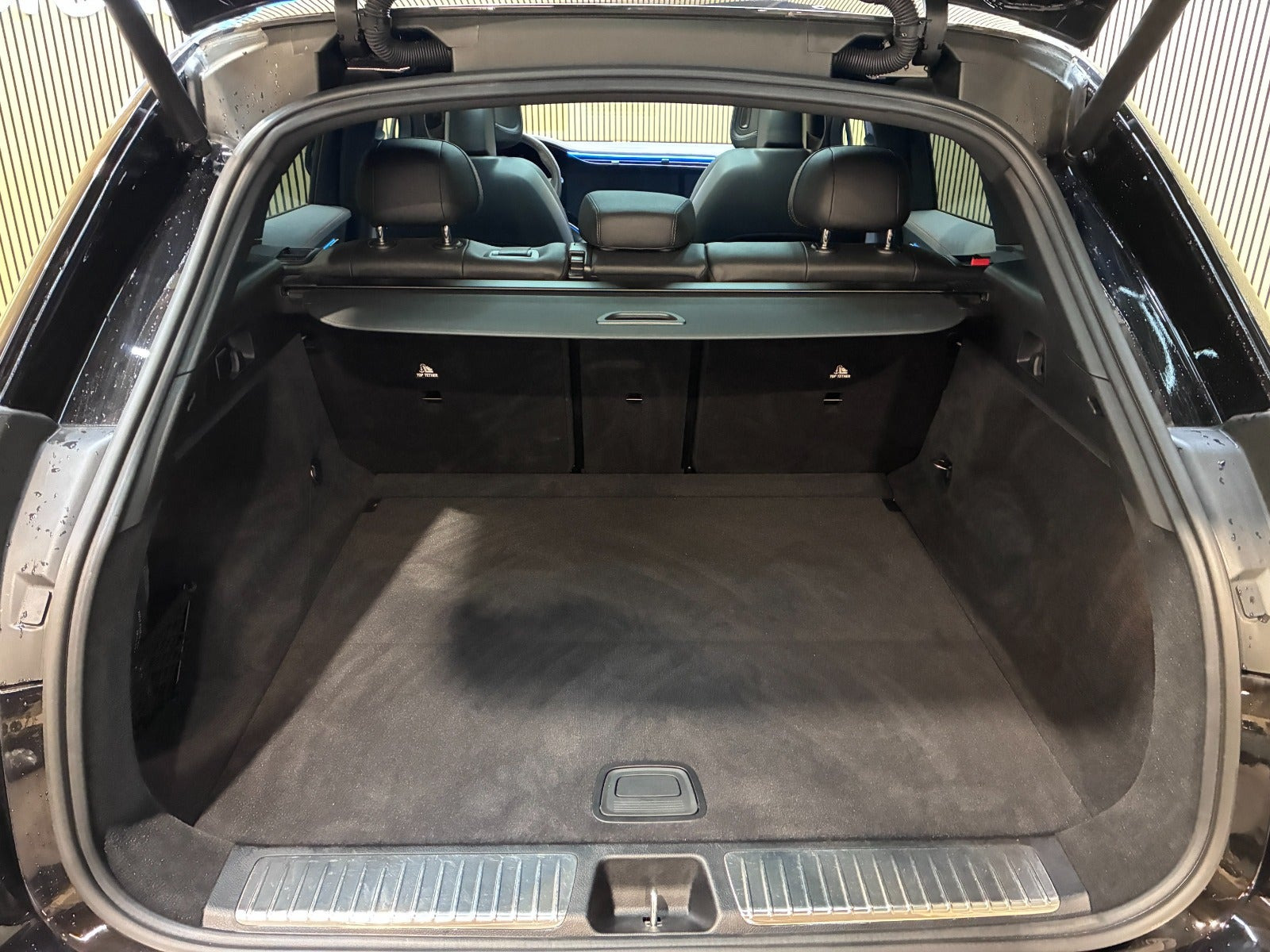 Sort Mercedes EQE500 SUV fra 2023
