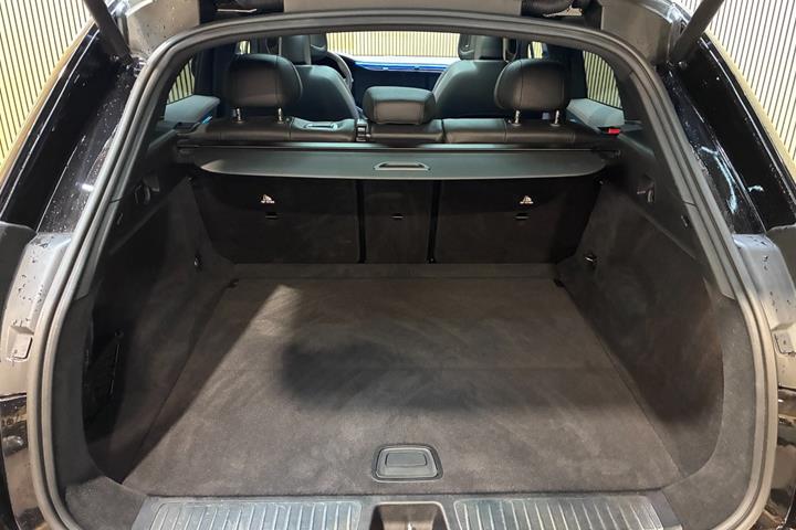 Sort Mercedes EQE500 SUV fra 2023