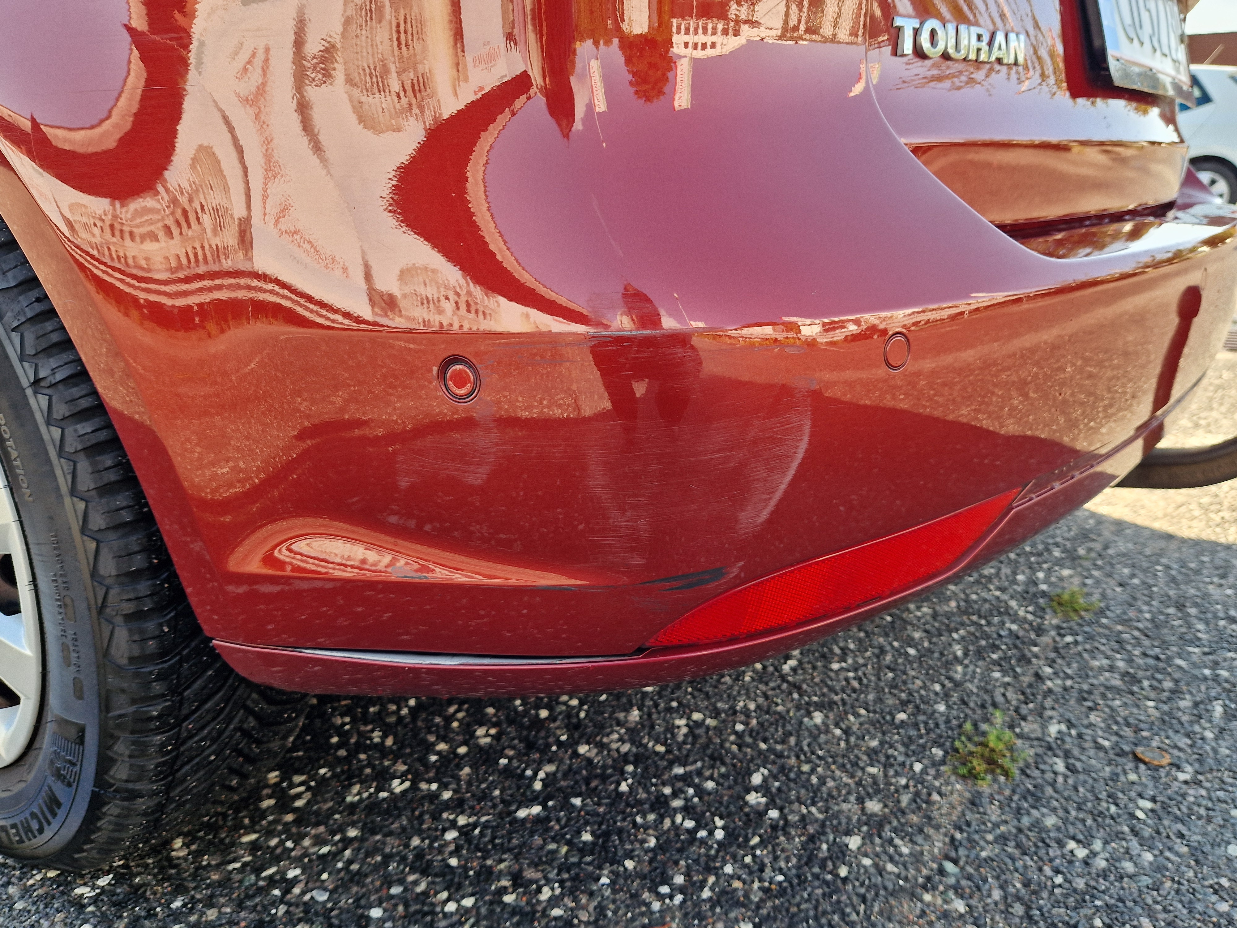 Rød VW Touran fra 2014