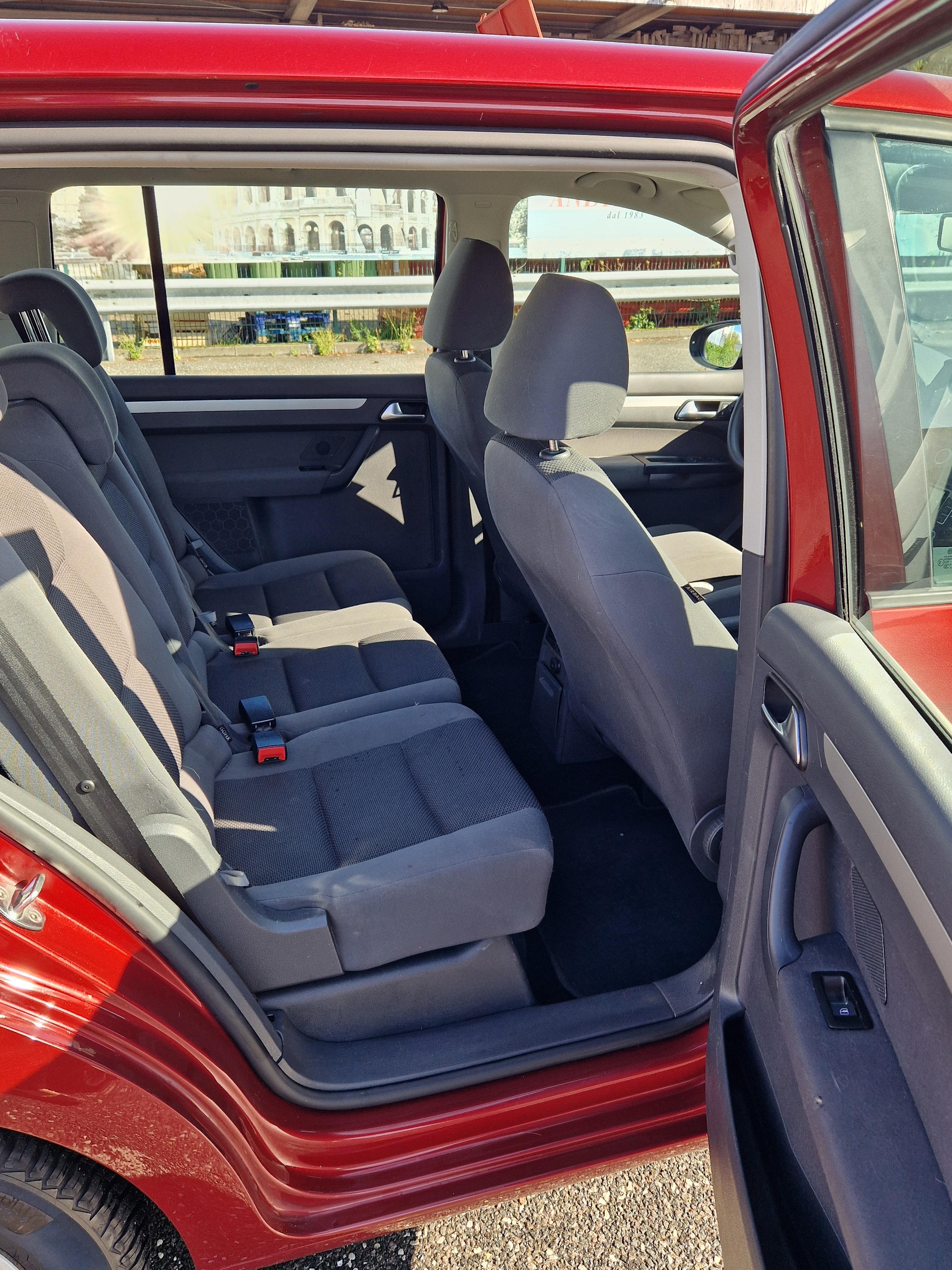 Rød VW Touran fra 2014