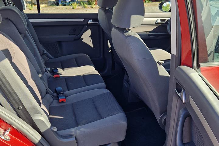 Rød VW Touran fra 2014