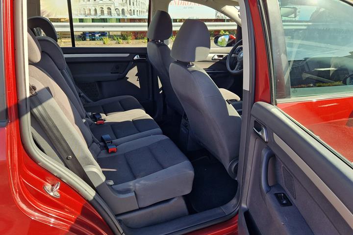 Rød VW Touran fra 2014