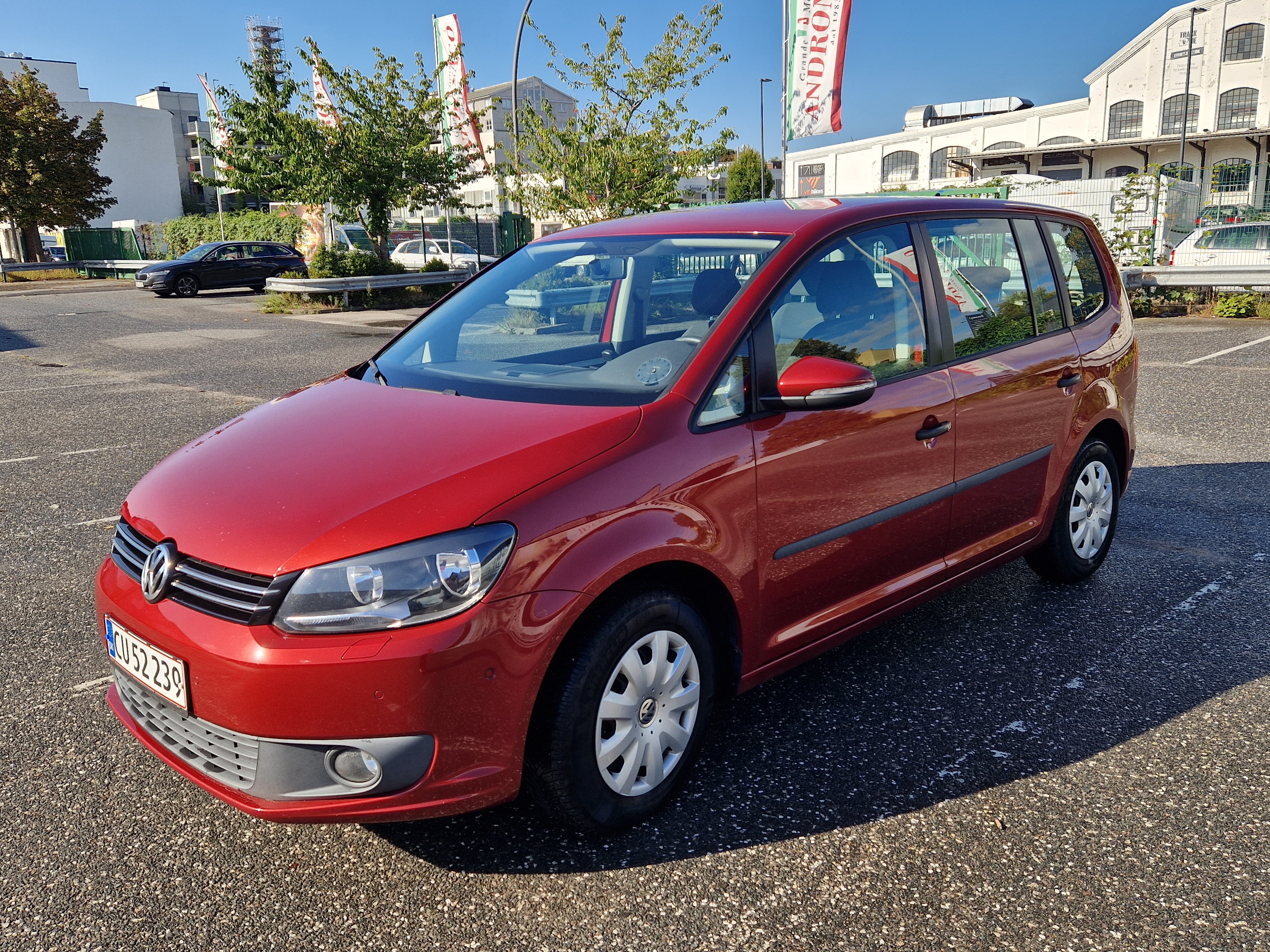 Rød VW Touran fra 2014