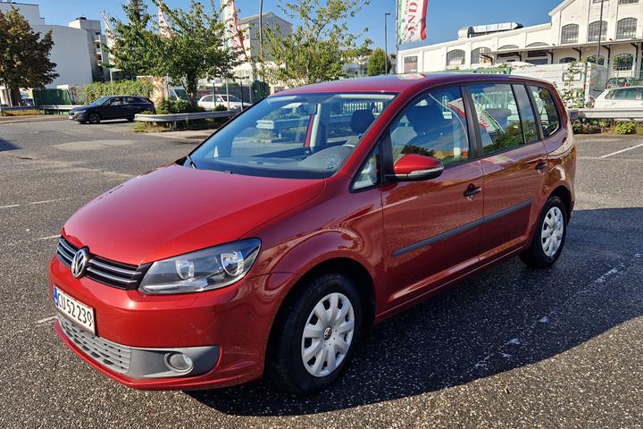 Rød VW Touran fra 2014