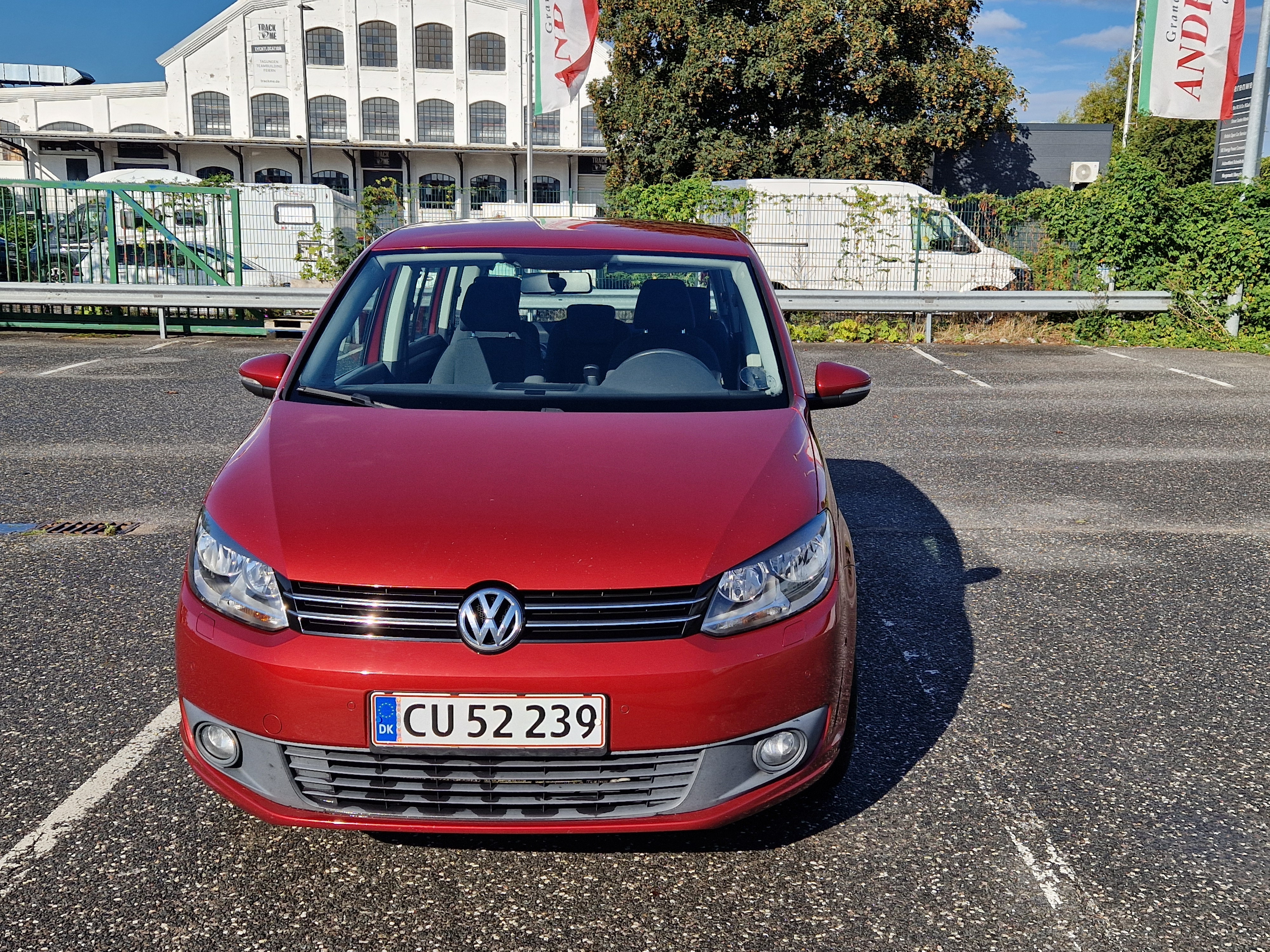Rød VW Touran fra 2014