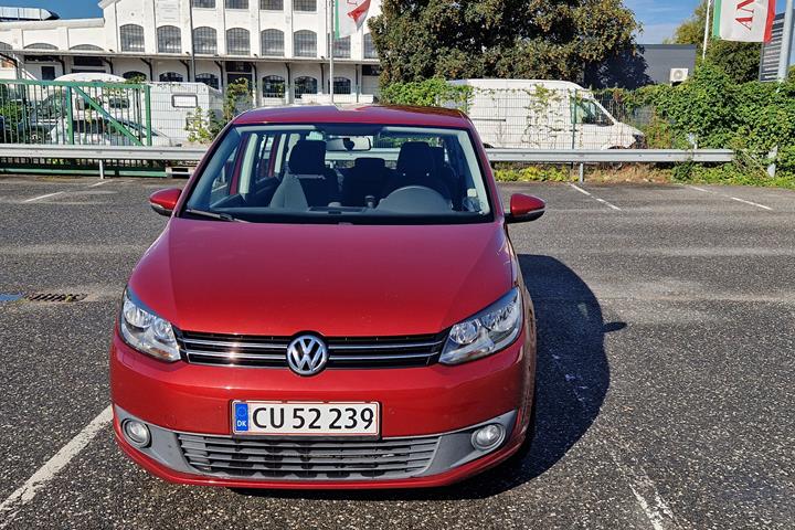 Rød VW Touran fra 2014