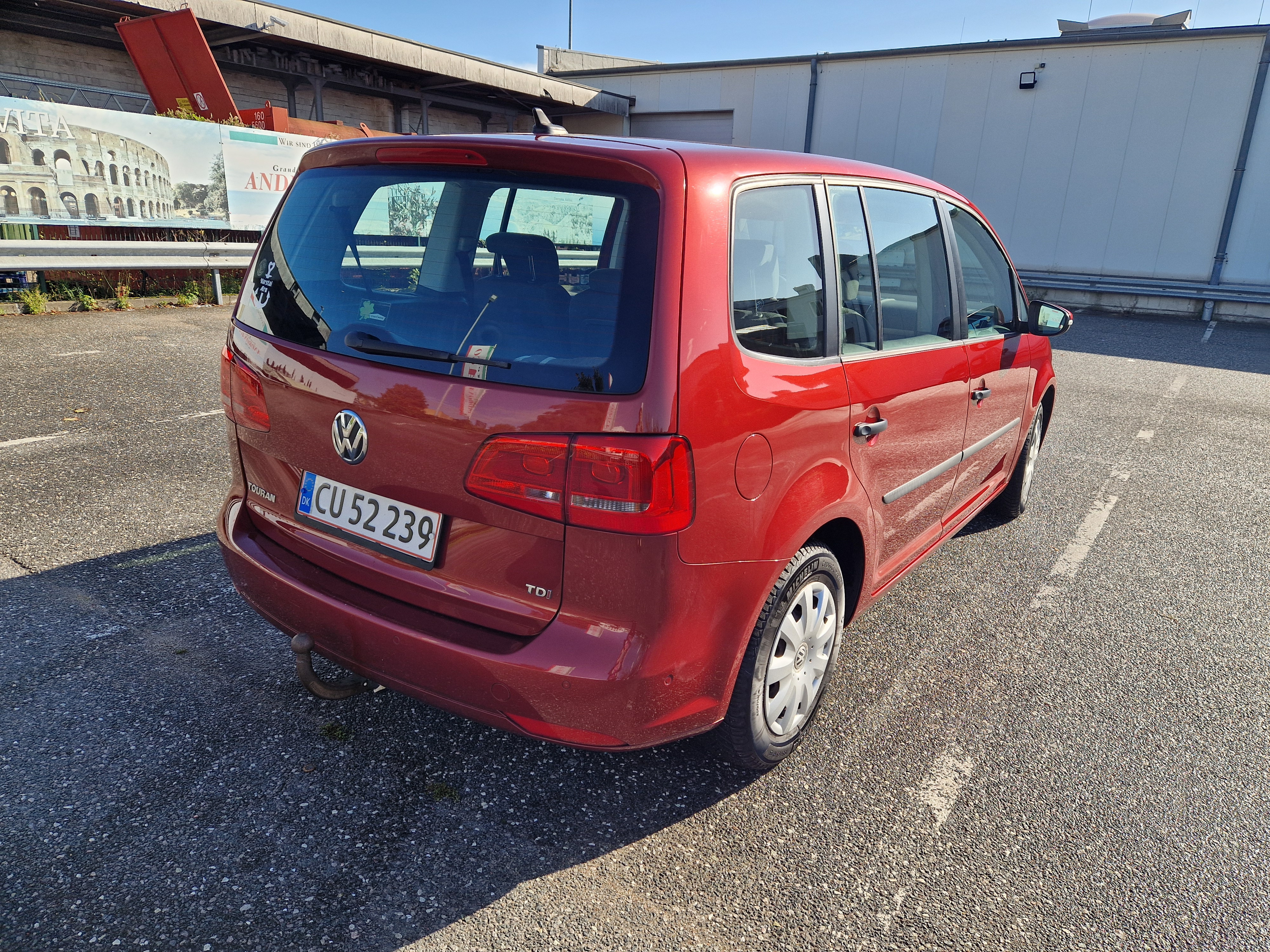 Rød VW Touran fra 2014