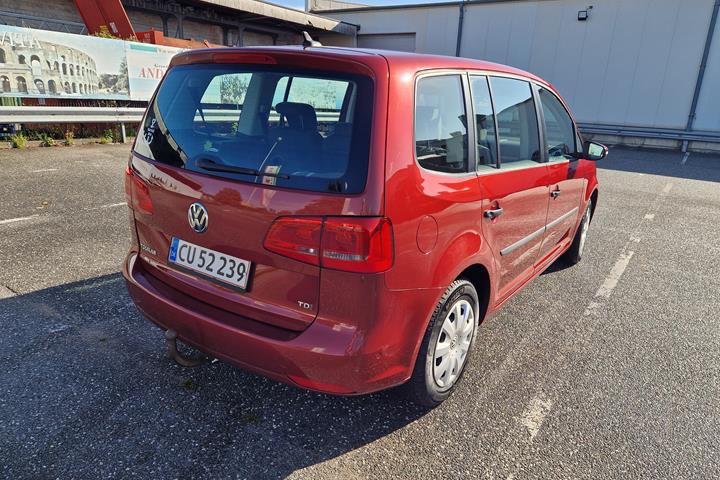 Rød VW Touran fra 2014