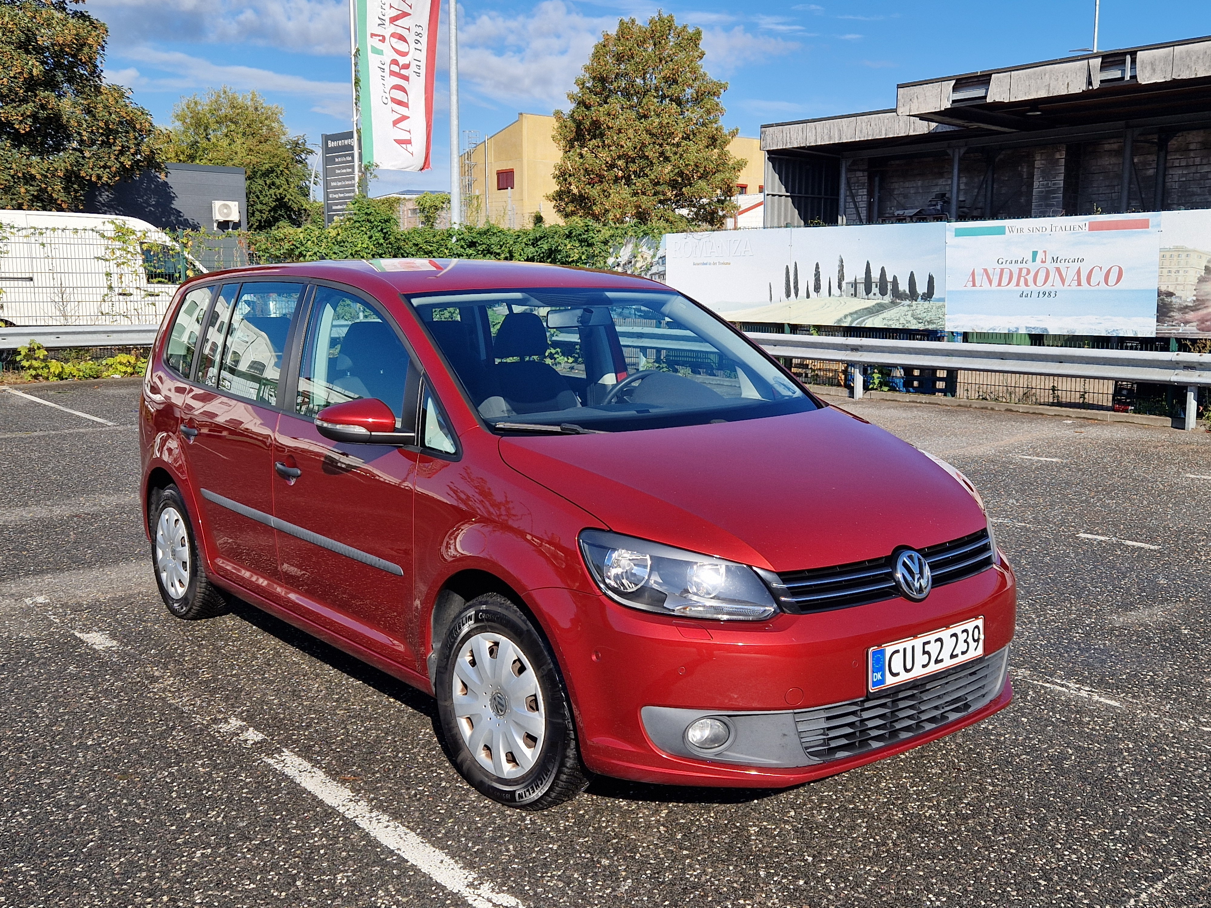 Rød VW Touran fra 2014