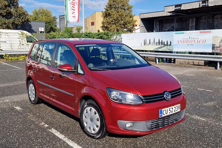 Rød VW Touran fra 2014