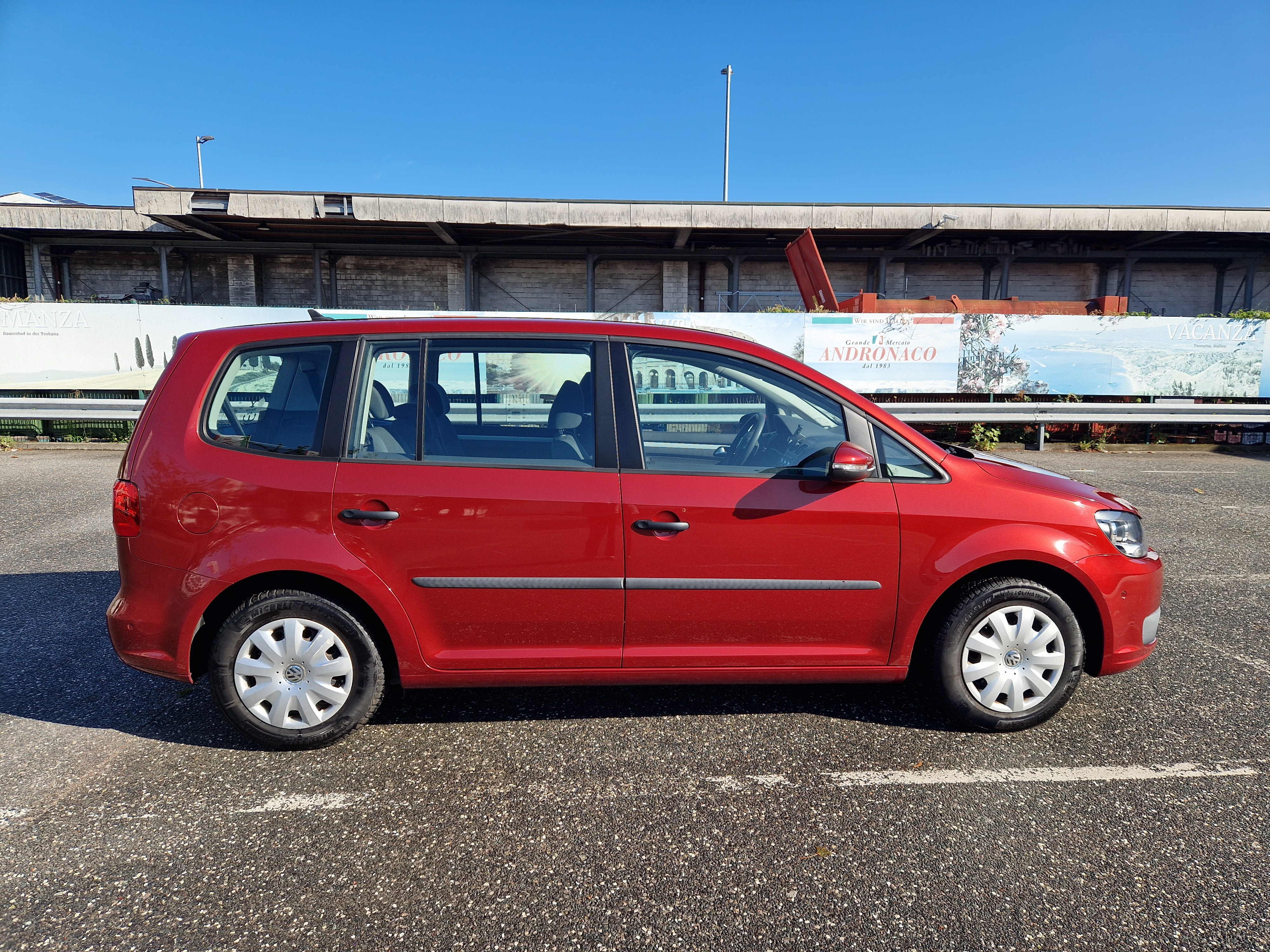 Rød VW Touran fra 2014