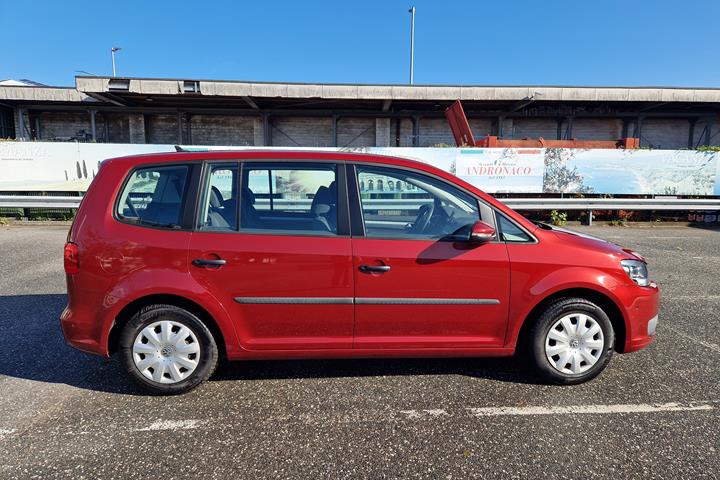 Rød VW Touran fra 2014