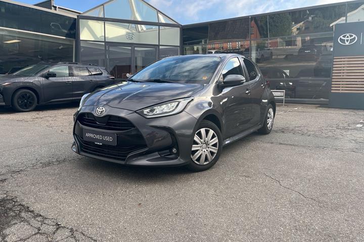 Grå Toyota Yaris fra 2021